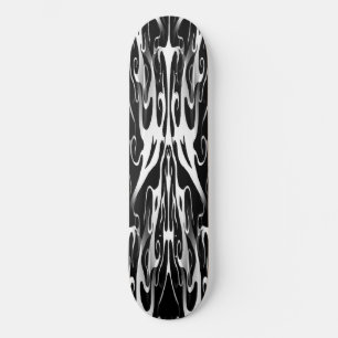 Elegantes Tribal-Tattoo-Design - weiß auf schwarz Skateboard