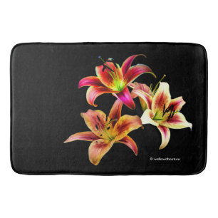 Elegantes Trio der gelb rosa Taglilien, floral Badematte