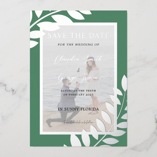 Elegantes Tropical Blätter Foto Save the Date Real Folieneinladung (Vorderseite)