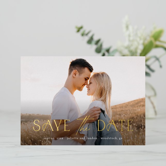 Elegantes Typografie-Foto Hochzeit speichern das D Folieneinladung (Stehend vorne)