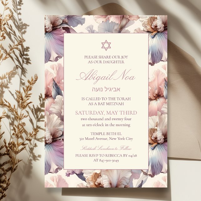 Elegantes und modernes Blush Floral Bat Mitzvah Einladung (Invite elegance to your Bat Mitzvah with this classic floral print perfect for timeless celebrations)