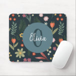 Elegantes und modernes Monogramm Mousepad<br><div class="desc">Dieses elegante und moderne Blumenmousepad-Design besticht durch niedliche orange,  grüne und blaue Blumen,  grüne botanische Pflanze und einen marineblau-blauen Hintergrund. Freuen Sie sich auf den Platz,  um einen Namen und eine Initiale in einem handgeschriebenen Schriftart hinzuzufügen. Das elegante,  farbenfrohe Monogramm-Geschenk für jeden Blume-Liebhaber.</div>