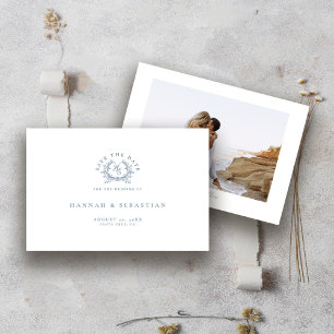 Elegantes verstaubtes blaues Monogramm-Wappen zur Save The Date