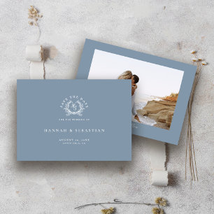 Elegantes verstaubtes blaues Monogramm-Wappen zur Save The Date