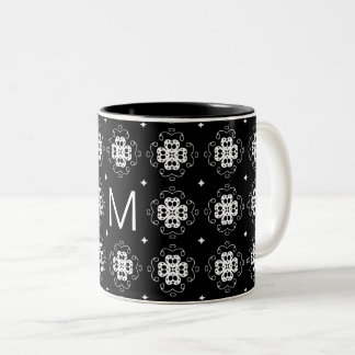 Elegantes, verziertes Schwarz-Weiß-Muster Monogram Zweifarbige Tasse