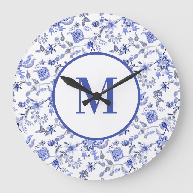 Elegantes Vintages blaues Floral Monogramm Große Wanduhr (Vorderseite)