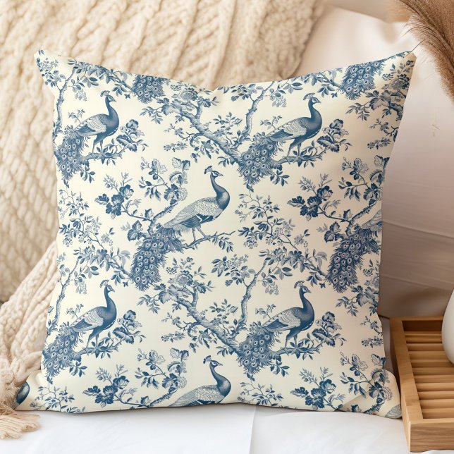 Elegantes Vintages Blue Chinoiserie Kissen (Elegant Vintage Blue Chinoiserie Peacock Throw Pillow in a neutral boho bedroom.)