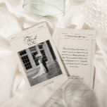 Elegantes Vintages Schwarz-Weiß-Hochzeitsstil-Foto Dankeskarte<br><div class="desc">Nutzen Sie den Stil Ihrer Dankbarkeit mit dem eleganten Vintagen Black & White Wedding Foto Dankeschön Card aus der MIA Kollektion. Diese klassische Karte erfasst die Schönheit Ihrer unvergesslichen Momente und ermöglicht Ihnen, sich stilvoll zu bedanken. Personalisieren Sie es mit einem gepflegten Foto Hochzeit, indem Sie eine Touch der Sentimentalität...</div>