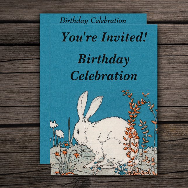 Elegantes Vintages Weißes Kaninchen Geburtstag Einladung (Fluffy white bunny sitting in orange and white flowers on blue Birthday party Invitions.)