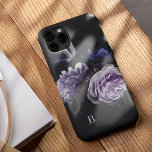 Elegantes Violet Floral Rose Monogramm Case-Mate iPhone Hülle<br><div class="desc">Mit diesem schicken Gehäuse mit einem Haufen üppiger Blumen in lila und indigoblau auf einem dramatischen schwarzen Hintergrund verleihen Sie Ihrem Handy noch mehr Luxus. Personalisieren Sie mit Ihrem Single anfänglich an der unteren links Ecke in klassischer Elfenbeinschrift.</div>