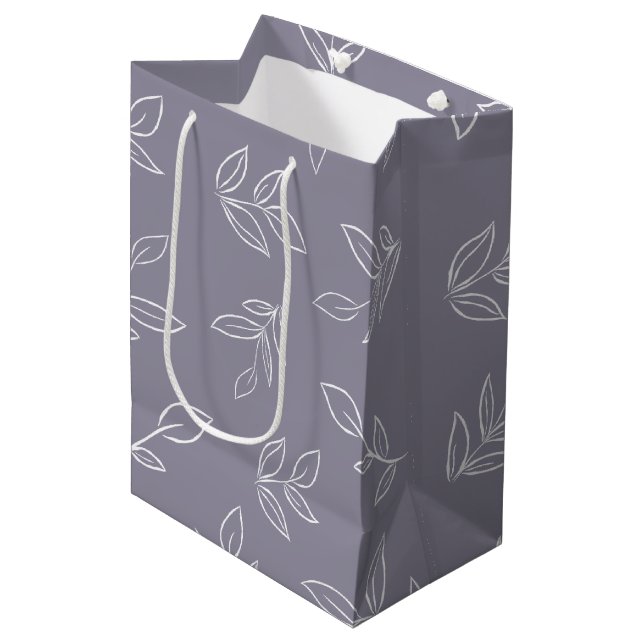 Elegantes Violet Minimales Blätter Muster Mittlere Geschenktüte (Vorderseite Schrägansicht)