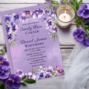 Elegantes violettes Blumenhochzeit Einladung