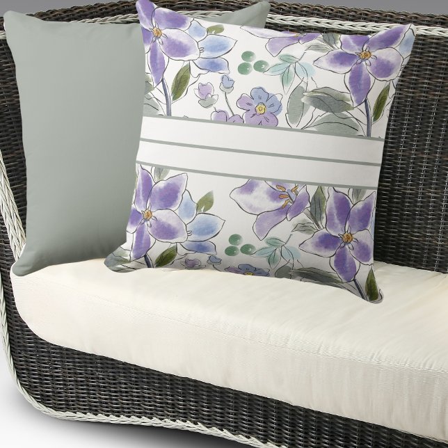 Elegantes violettes Blumenmuster Lilac Floral Must Kissen (Von Creator hochgeladen)