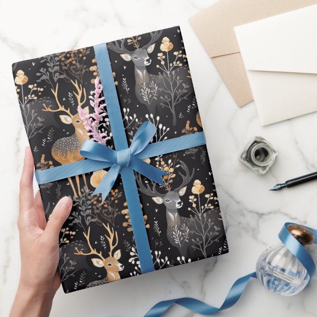 Elegantes Waldhirsch mit floralen Akzenten Geschenkpapier (Schenken)