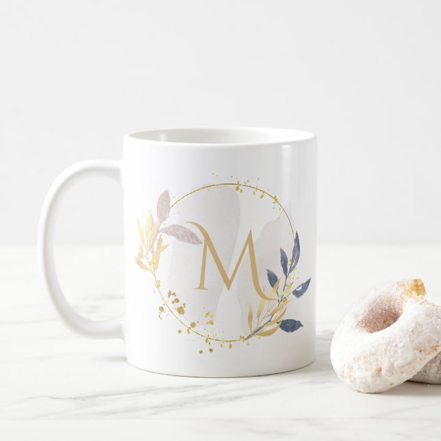 Elegantes Watercolor Gold Wreath Monogramm Kaffeetasse (Mit Donut)
