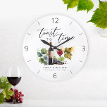 Elegantes Watercolor Weinkultur Große Wanduhr<br><div class="desc">Diese atemberaubende elegante Watercolor Wine-Themed Couple Names Large Clock bietet eine exquisite Aquarelldarstellung eines Weinglases und einer Flasche. Es ist das ideale Geschenk für ein Brautparty, ein Jubiläum oder eine Hochzeit. Personalisieren Sie es mit den Namen des Paares für ein wirklich einzigartiges und unvergessliches Geschenk. Es ist leicht anpassbar.</div>