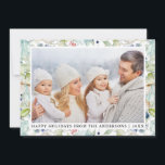 Elegantes Watercolor Winter Blue Floral Foto Feiertagskarte<br><div class="desc">Die moderne Elegant Watercolor Blue and White Floral Happy Holidays Family Foto Holiday Card beinhaltet die Blätter im Winter mit botanischer Vegetation,  blauen Beeren,  blauen Blumen,  Baumwolle und roten Beeren.</div>