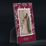 Elegantes Wedding Foto Frameless Picture Easel Fotoplatte<br><div class="desc">Auf einer Tischplatte mit integriertem Aasel steht Ihr liebstes Foto, umgeben von weißem Blattwerk, Punkten und Beeren auf bordeauxrotem Hintergrund. Ändern Sie die Hintergrundfarbe, um Ihrem Foto zu entsprechen. ÄNDERN Sie den FOREVER-Text auf irgendetwas - TIPP: Legen Sie Ihren Text zwischen den beiden Quadraten, um den Text-Swashes beizubehalten. Gut als...</div>