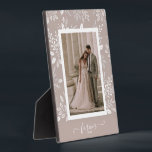 Elegantes Wedding Foto Frameless Picture Easel Fotoplatte<br><div class="desc">Die Tabletop-Plakette mit integriertem Aasel besticht durch Ihr Lieblings-Foto, umgeben von weißem Blattwerk, Punkten und Beeren auf einem blassrosa Taupe-Hintergrund. Ändern Sie die Hintergrundfarbe, um Ihrem Foto zu entsprechen. ÄNDERN Sie den FOREVER-Text auf irgendetwas - TIPP: Legen Sie Ihren Text zwischen den beiden Quadraten, um den Text-Swashes beizubehalten. Gut als...</div>