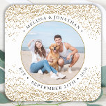 Elegantes Wedding Personalisiert Gold Glitzer Foto Quadratischer Aufkleber<br><div class="desc">Fügen Sie Ihre Hochzeit mit diesen eleganten, individuellen Foto-Hochzeitsaufklebern die Touch zum Abschluss hinzu. Ideal für Ihre Hochzeit nach dem Party und Empfang und als Gastgeschenke Hochzeit für Ihre Gäste. Passen Sie diese Foto-Hund-Gastgeschenk Hochzeit-Aufkleber mit Ihrem Lieblings-Foto, Hund der Ehre Foto, oder Ihr neuvermähltes Foto mit Ihrem Hund, personalisieren Sie...</div>
