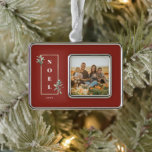 Elegantes WEIHNACHTEN Gold Winter Berry Frame Foto Rahmen-Ornament Silber<br><div class="desc">Elegante Imitate mit blassem goldfarbenem Rahmen,  verziert mit winterbeerischen Ästen auf festlichem rustikalem roten Hintergrund. Entwurfsfeatures,  gerahmtes fett formatiertes WEIHNACHTEN,  Vorlagentextzeile für Jahr und Single-Foto im Rahmen.</div>