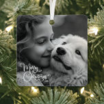 Elegantes Weihnachts-Familienbild Ornament Aus Metall<br><div class="desc">Mit dem zeitlosen Drehbuch Frohe Weihnachtsgestaltung, dieses Ornament Set die Bühne für eine Zeit der Freude und Zusammengehörigkeit. Das Foto in Schwarz/Weiß, das Sie gewählt haben, nimmt die zentrale Bühne ein und erfasst das Wesen des einzigartigen und herzlichen Urlaubsgeistes Ihrer Familie. Dieses aus schatterdichten Materialien gefertigte Dekor verleiht Ihrem Baum...</div>