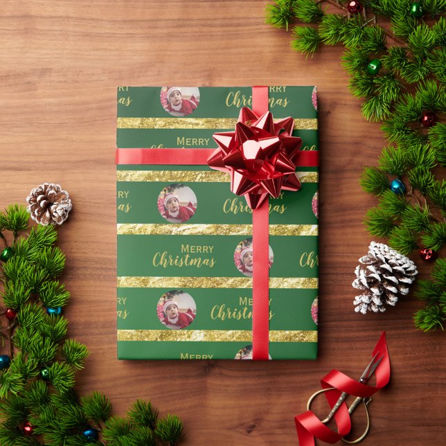Elegantes Weihnachts-Green & Gold Stripes Baby-Fot Geschenkpapier (Von Creator hochgeladen)