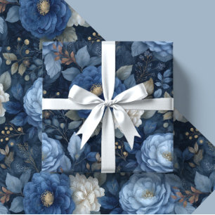 Elegantes Weihnachtsgeschenk in Blau und Weiß mit Geschenkpapier