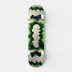 Elegantes, weißes Aquarell-Orchideenbild Skateboard