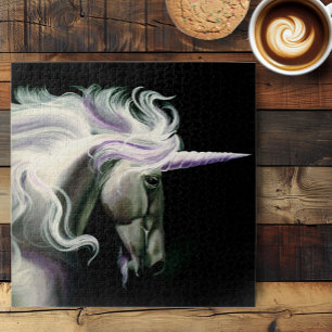 Elegantes weißes Einhorn mit fließender Mähne, lil