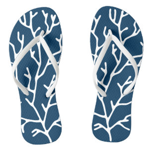 Elegantes weißes Korallenmuster - Aquamarines Blau Flip Flops