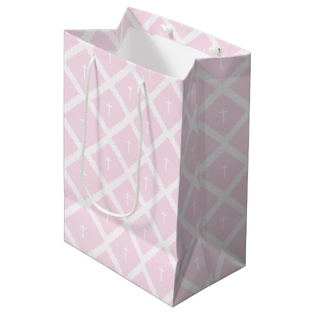 Elegantes weißes Kreuz auf rosa Taufe Mittlere Geschenktüte (Vorderseite Schrägansicht)