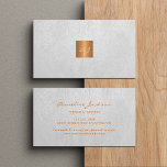 Elegantes weißes Ledergold aus Kupfer Visitenkarte<br><div class="desc">Die mit Monogramm Visitenkarte aus weißem Leder mit einem goldfarbenen,  metallisch glänzenden Quadrat aus Kupfer in edlen Imitaten.                Einfach auf beiden Seiten personalisieren!             Geeignet für Berater,  persönliche Stylist,  Makeup-Künstler,  Friseur,  Salon-Manager,  Zuhause-Innenarchitekten oder Architekten,  Boutique-Besitzer,  Lifestyle-Blogger,  Künstler,  Luxusdienstleister berufliche Anbieter.</div>