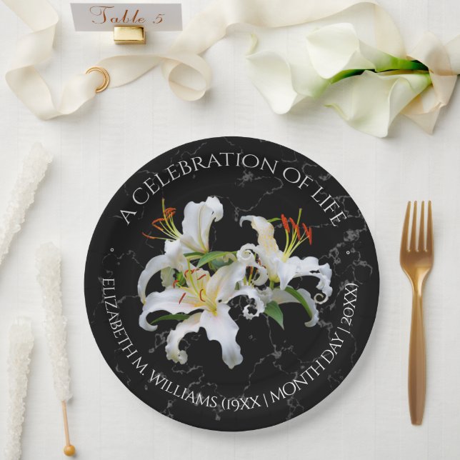 Elegantes Weißes Orientales Lilies Feiern des Lebe Pappteller (Hochzeit)