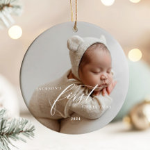 Elegantes weißes Skript Baby's erstes Weihnachten