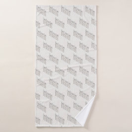 Elegantes weißes und goldenes Besteck diagonal ang Badehandtuch