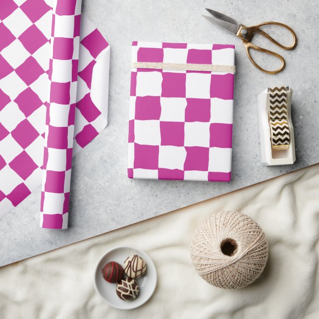 Elegantes White and Fuchsia Checkerboard Malerei Geschenkpapier (Kunsthandwerk)