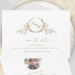 Elegantes White and Gold Monogram Wedding Foto Save The Date<br><div class="desc">Elegante Hochzeitskarte Save the Date mit handgezeichnetem Monogramm mit Paarinitialen und schönen handgeschriebenen Kalligrafiedetails. Zurück mit Foto, fügen Sie einfach Ihr Foto auf der Bildvorlage, und Zazzle wird es automatisch in kreisförmiger Form und fügen Sie es an der richtigen Stelle für Sie! Fühlen Sie sich frei, um alle Details, die...</div>