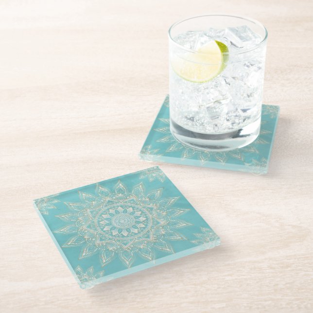 Elegantes White Gold Mandala Sky Blue Design Glasuntersetzer (Schrägansicht)