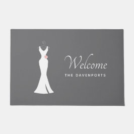 Elegantes White Gown on Gray - Stilvolles, einfach Fußmatte