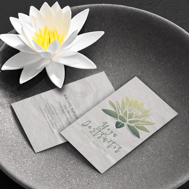 Elegantes White & Green Lotus Yoga Instructor Scri Visitenkarte (Von Creator hochgeladen)