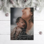 Elegantes White Hand Lettered Happy Hanukkah Foto Feiertagskarte<br><div class="desc">Handgeschriebener "Happy Hanukkah" über Foto mit optionalem gemusterten Backer mit Text. Fügen Sie auf Wunsch Ihr eigenes Foto auf die Rückseite.</div>