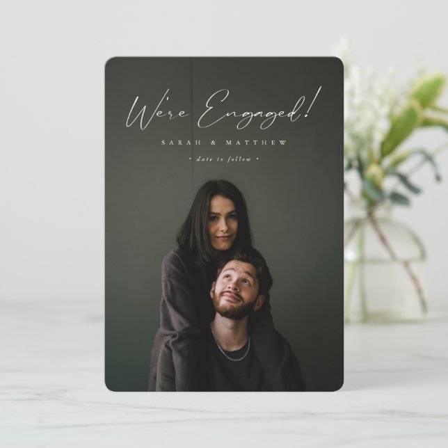 Elegantes White Hand Writing Script Verlobung Foto Ankündigung (Stehend Vorderseite)