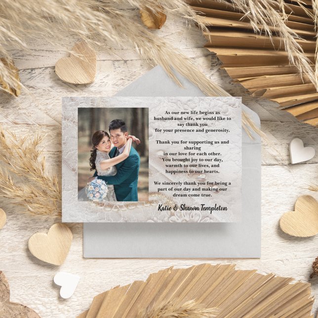 Elegantes White Lace Wedding Foto Vielen Dank (Elegant wedding thank you mailing with perfect wording.)
