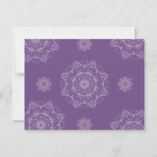Elegantes White Mandala Muster im Lila Hintergrund Postkarte