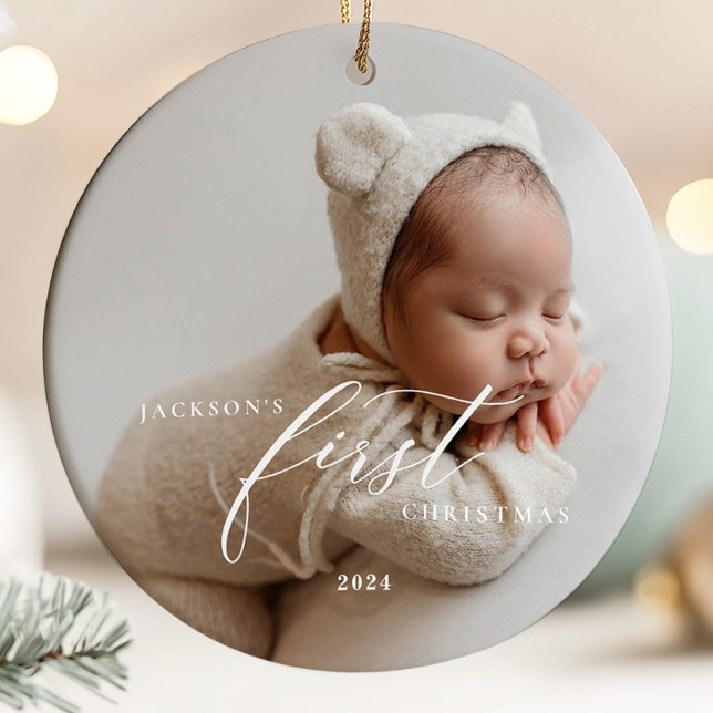 Elegantes White Script Baby's First Christmas Foto Keramik Ornament (Von Creator hochgeladen)