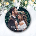 Elegantes White Script Wedding Monogram Foto Ornament<br><div class="desc">Personalisiertes Foto Weihnachtsschmuck bewahren Sake für ein frisch verlobtes oder frisch verheiratetes verheiratetes Paar mit individuellem Text für Namen und das Jahr. Enthält ein Foto und ein Monogramm auf der Vorder- und Rückseite.</div>