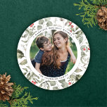 Elegantes White Winter Greenerity Wreath Foto Rund Feiertagskarte<br><div class="desc">DESIGN TIPP: Abhängig von der Länge Ihres Namens müssen Sie eventuell die Krümmung des Typs leicht anpassen. Sie können das im Designwerkzeug tun. Diese elegante und festliche Urlaubskarte bietet einen wunderschönen Aquarellkranz mit Heiligen, Eukalyptus und Beeren auf klassisch weißem Hintergrund. Die Kartenform und das ausgeschnittene Foto sind rund. Der editierbare...</div>