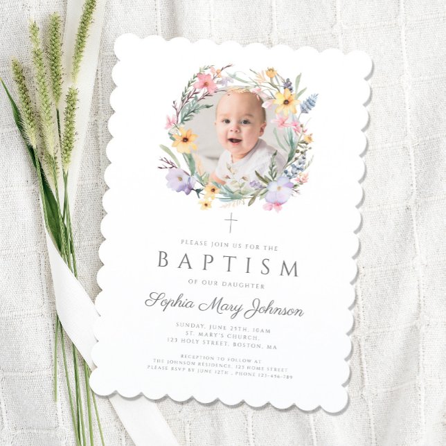 Elegantes Wildblume Wreath Taufe Foto Einladung (Elegant Wildflower Wreath Baptism Photo Invitation)