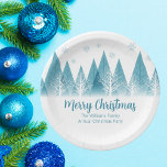Elegantes Winter Trees Jährliches Weihnachtsfest P Pappteller<br><div class="desc">Eine elegante Reihe von Wintertannenbäumen und Schneeflocken über Ihrem personalisierten Frohen Weihnachtsskript und Ihrem Familiennamen in hübschem Blau unter dem schneebedeckten Wald. Moderne Party -Teller für die ganze Familie.</div>